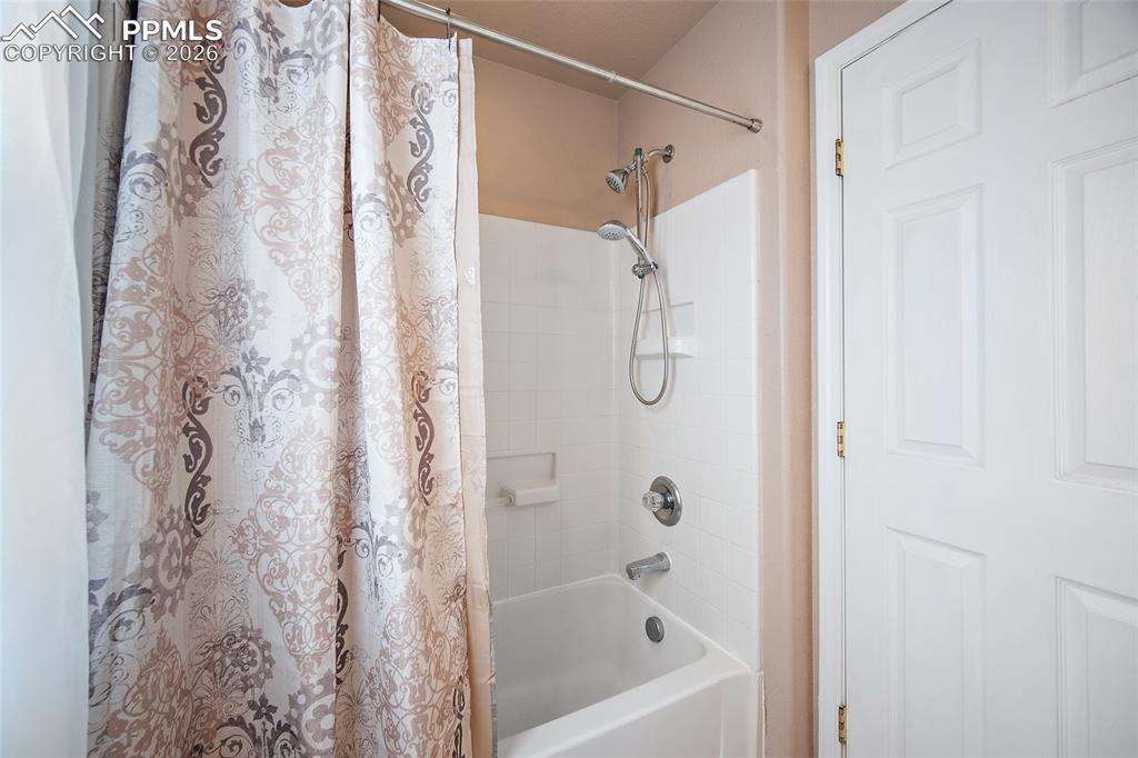 Image 24 of 41: En-suite