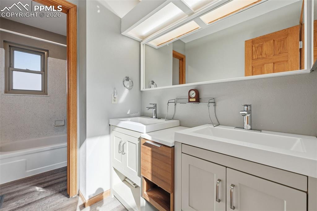 Image 30 of 49: This is the Full Bath that serves the upstairs bedrooms.  