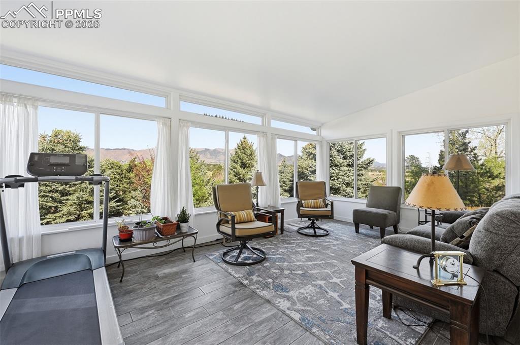 Image 32 of 49: The views can be enjoyed even when jogging on a treadmill!!!