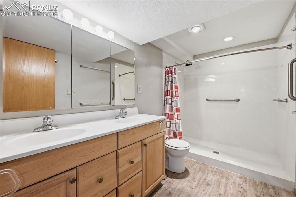 Image 46 of 49: This big bathroom serves the Basement Apartment!