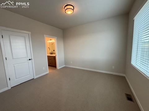 Image 14 of 16: Bedroom