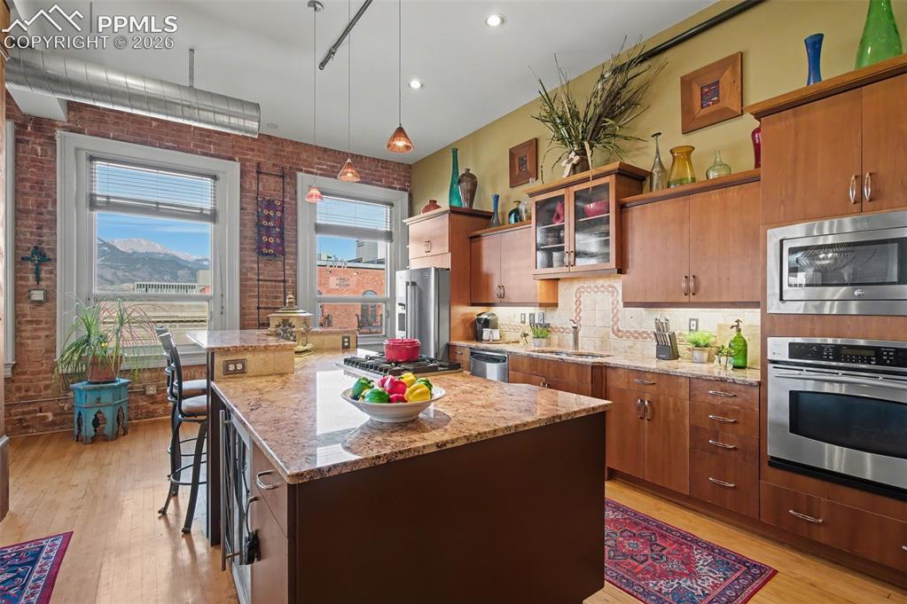 Image 12 of 49: Kitchen