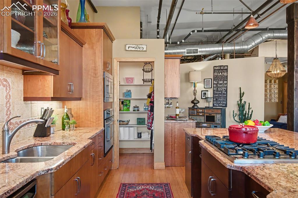 Image 14 of 49: Kitchen