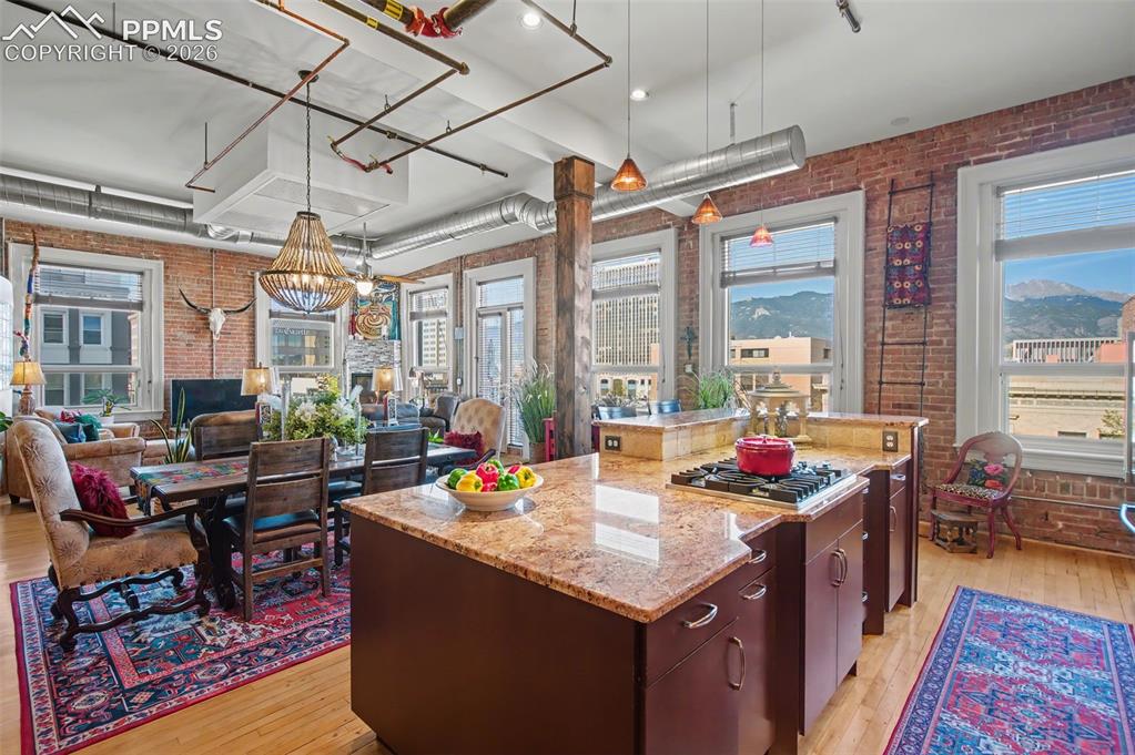 Image 15 of 49: Kitchen