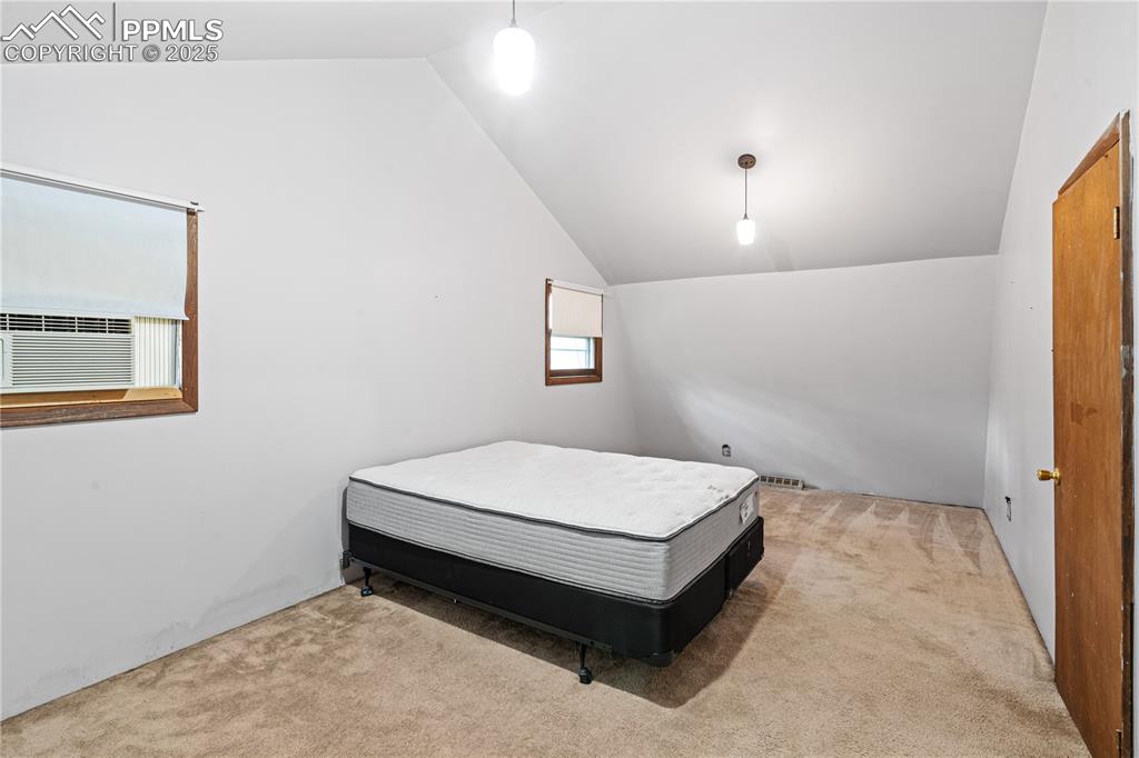 Image 16 of 36: Bedroom