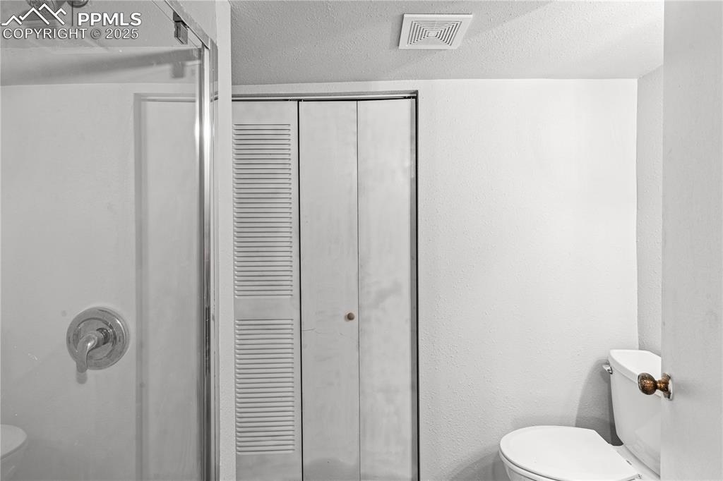 Image 17 of 36: Bathroom