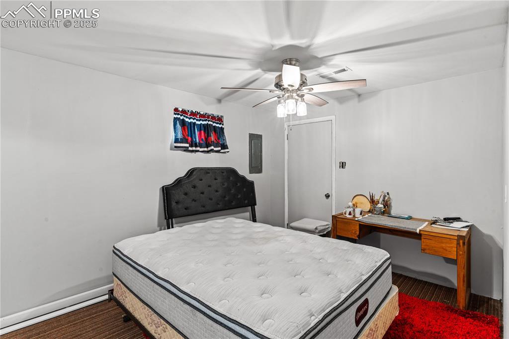 Image 18 of 36: Bedroom