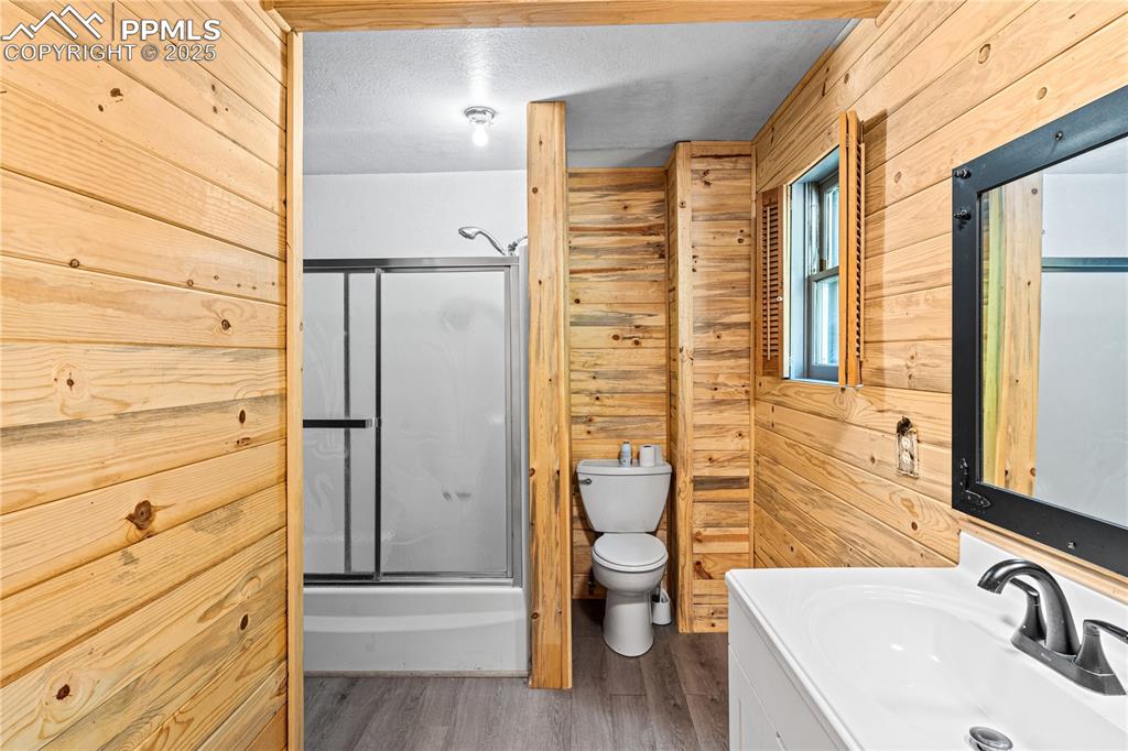 Image 24 of 36: Bathroom