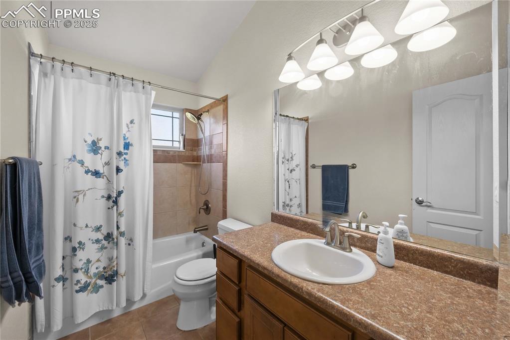 Image 20 of 35: Full bathroom on main level