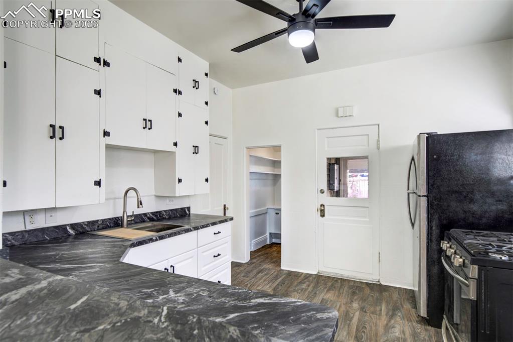 Image 10 of 23: Kitchen