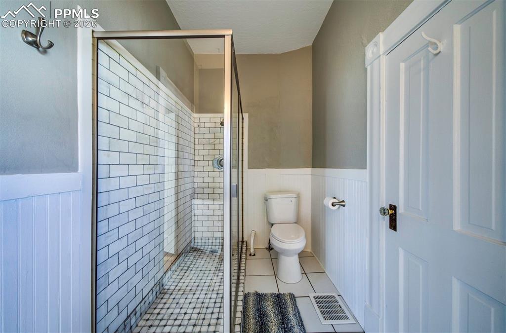 Image 16 of 23: Bathroom