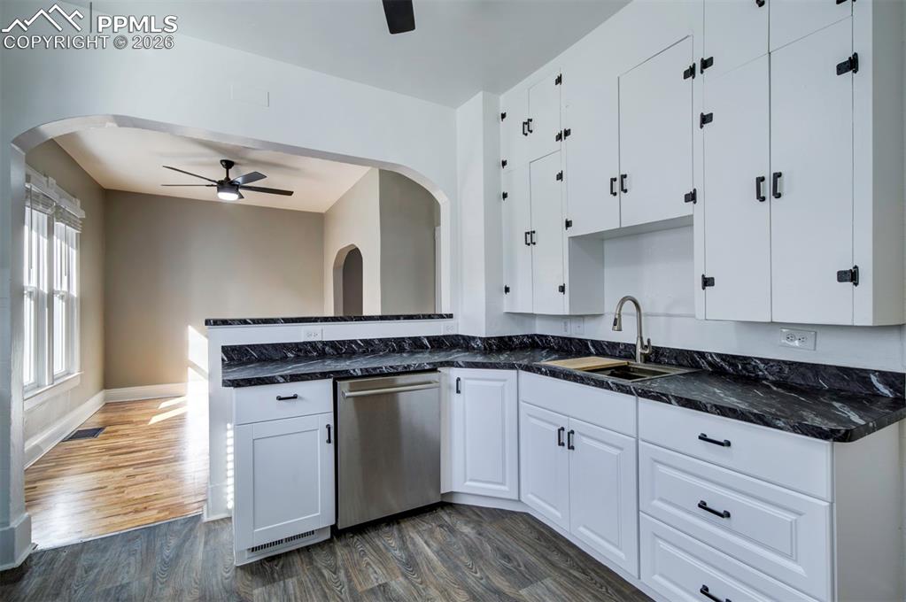 Image 7 of 23: Kitchen