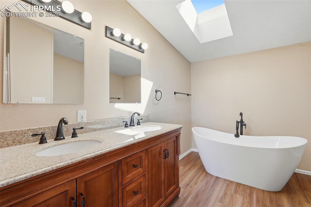 Image 11 of 50: Bathroom