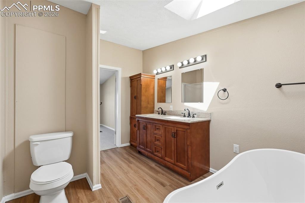 Image 12 of 50: Bathroom