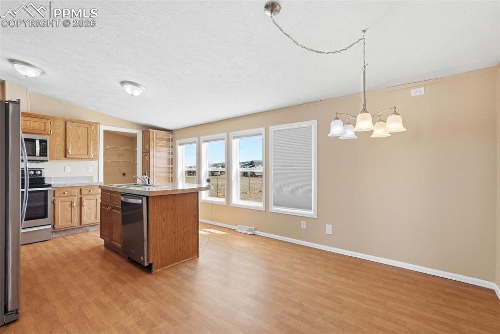 Image 16 of 50: Kitchen