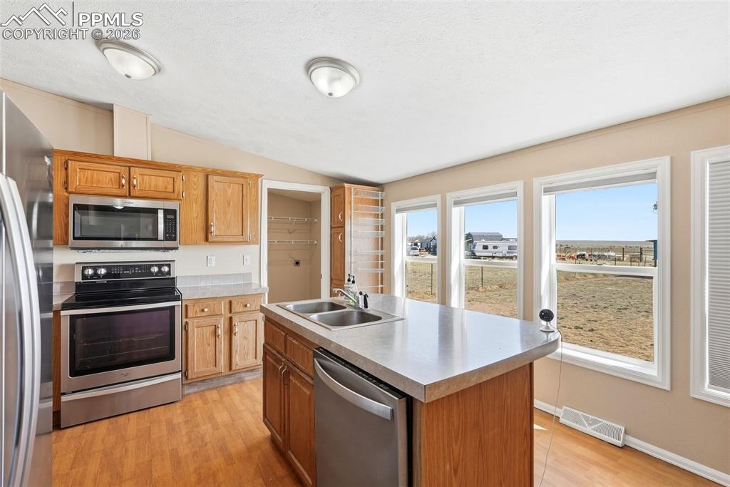 Image 18 of 50: Kitchen