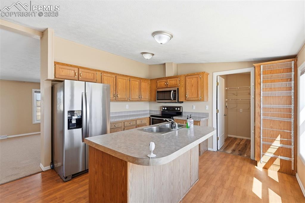 Image 19 of 50: Kitchen