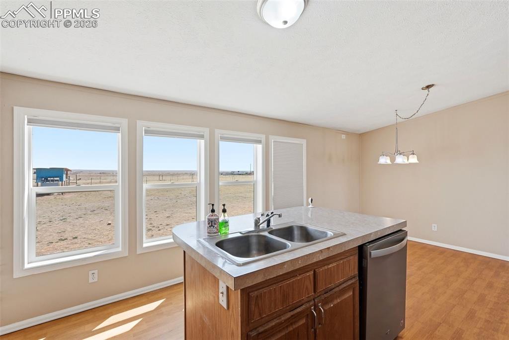 Image 21 of 50: Kitchen