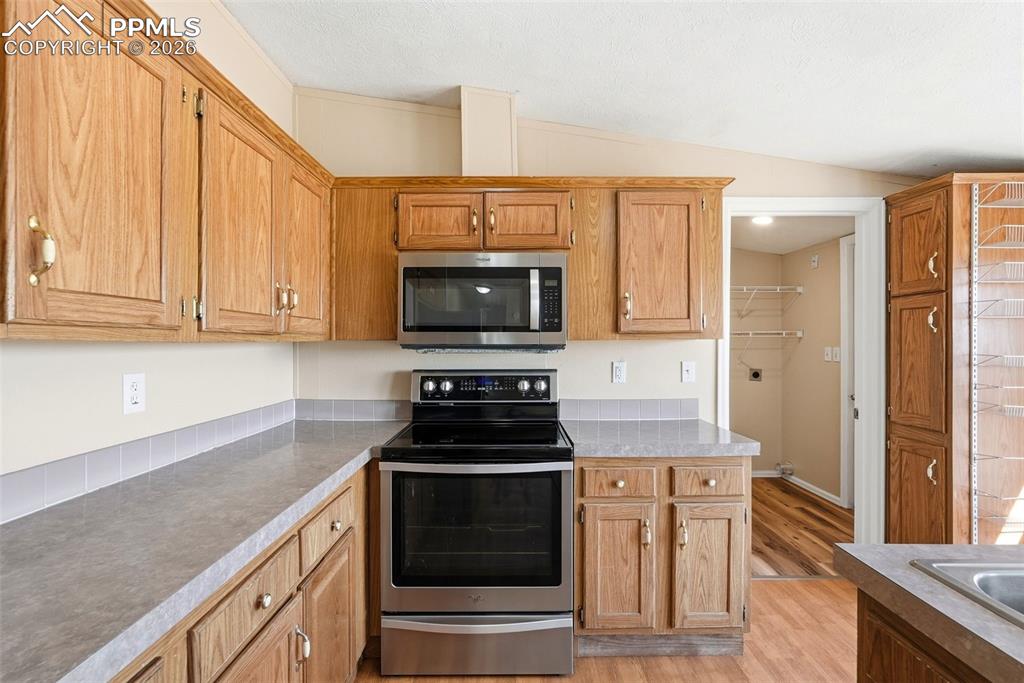 Image 22 of 50: Kitchen