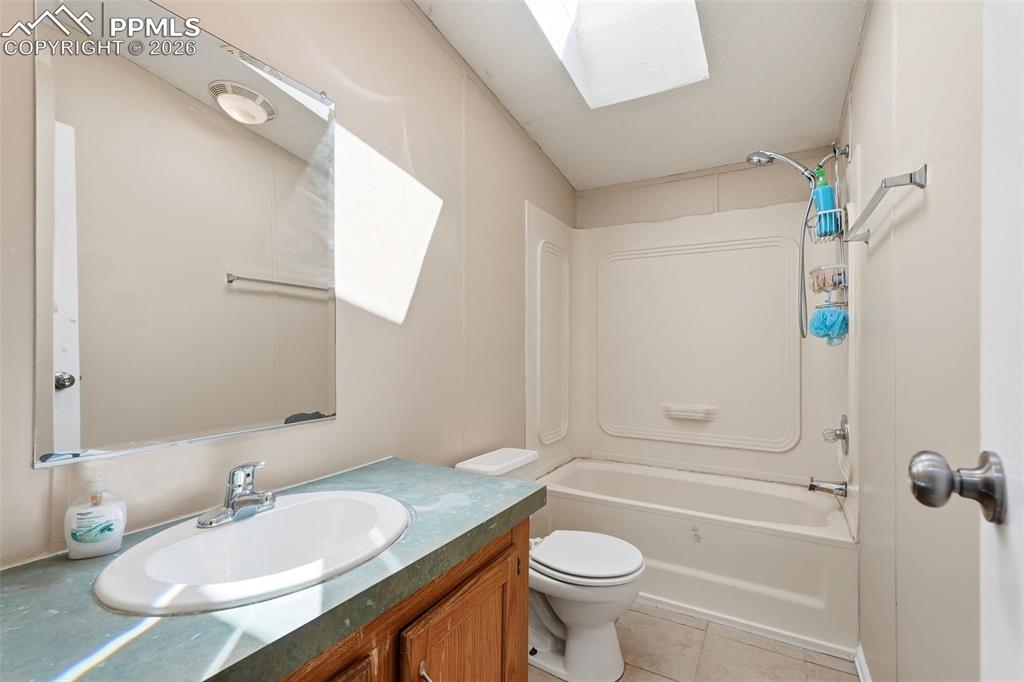 Image 27 of 50: Bathroom