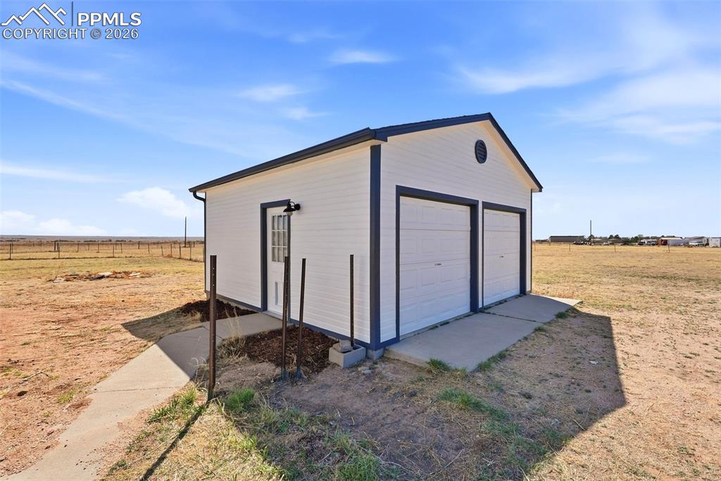 Image 35 of 50: Garage