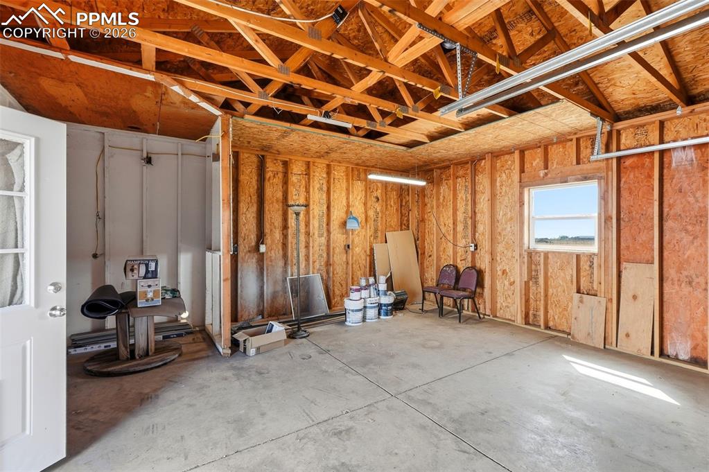 Image 36 of 50: Garage