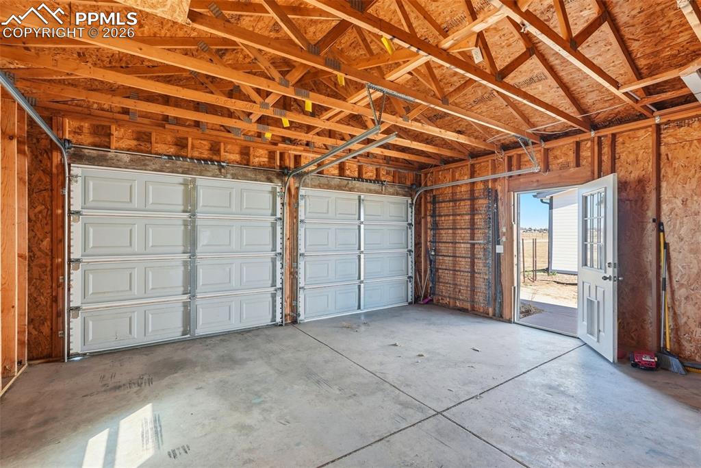 Image 37 of 50: Garage