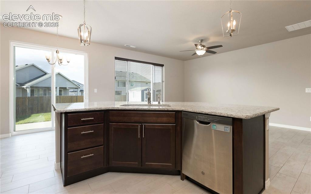 Image 15 of 40: Kitchen