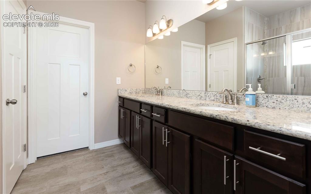 Image 21 of 40: Dual vanities