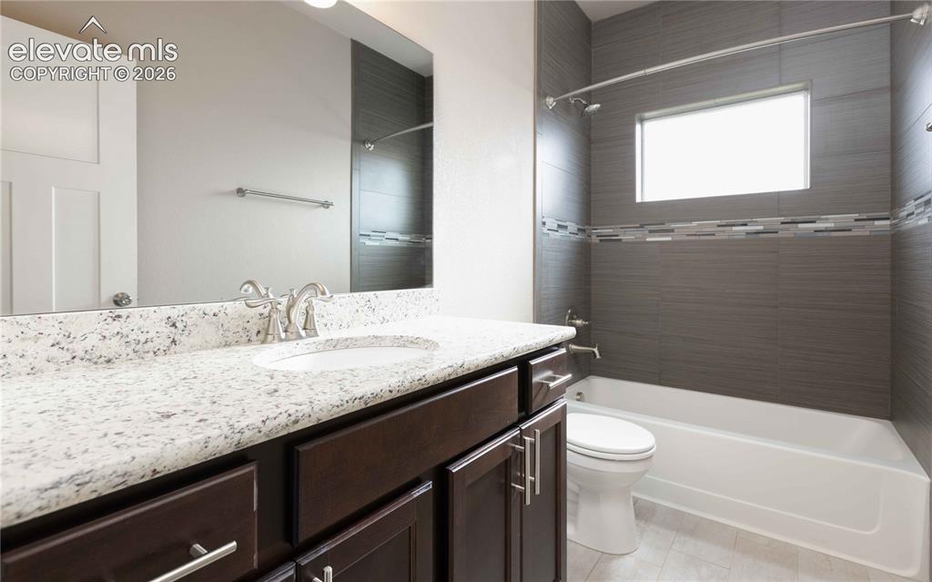 Image 7 of 40: Hall bathroom between 2nd and 3rd bedrooms
