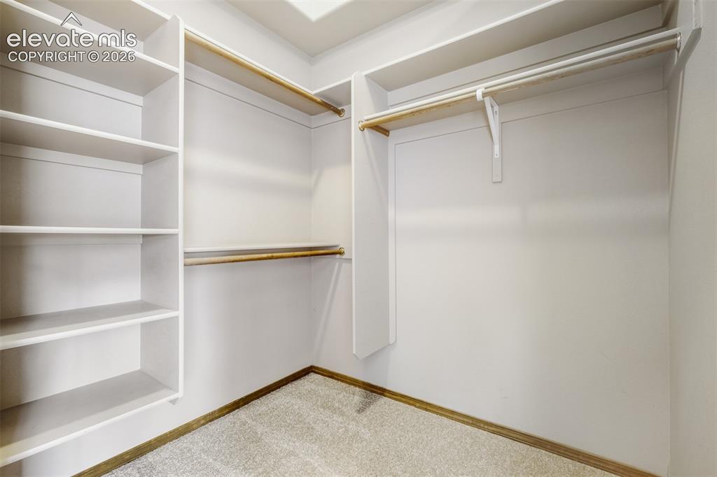 Image 19 of 34: Closet
