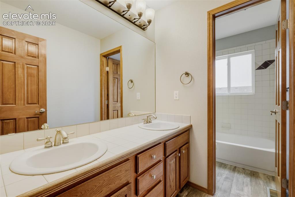 Image 23 of 34: Bathroom