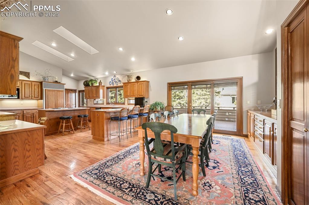 Image 11 of 50: Dining Area