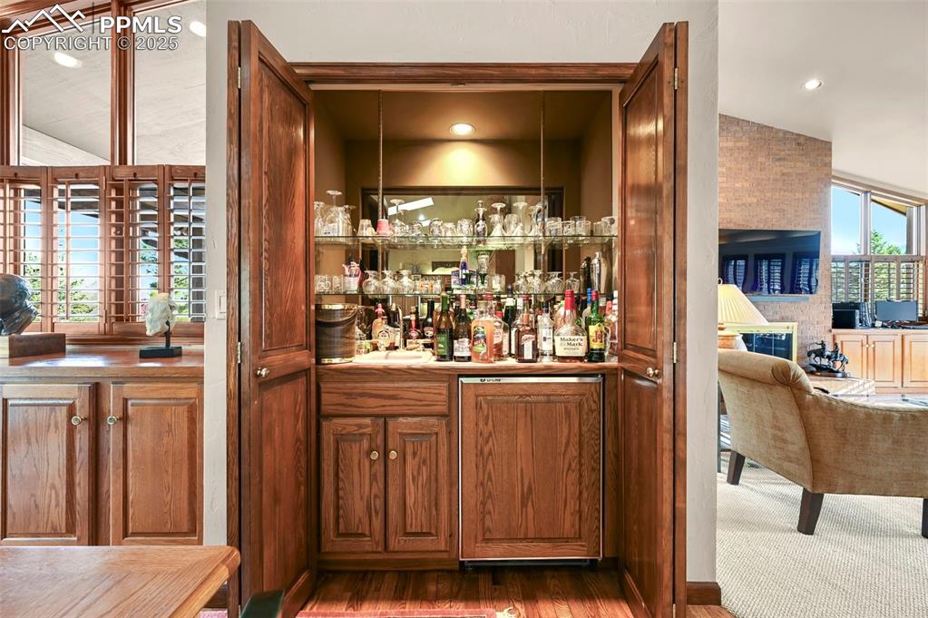 Image 13 of 50: Bar