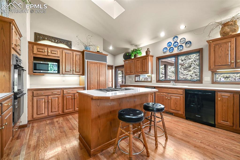 Image 15 of 50: Kitchen