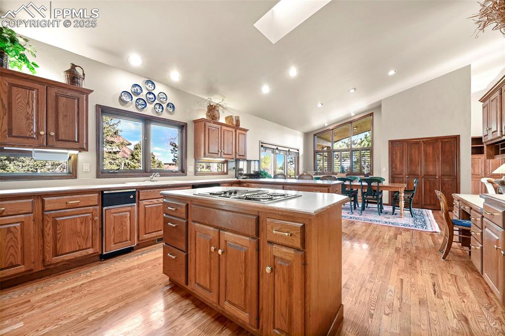 Image 16 of 50: Kitchen