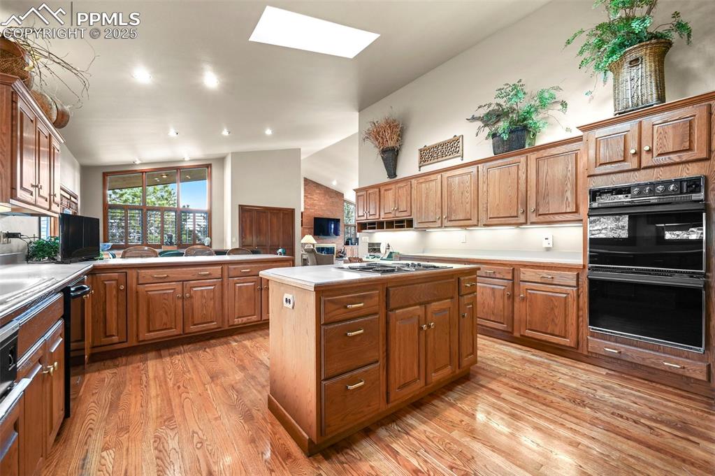 Image 17 of 50: Kitchen