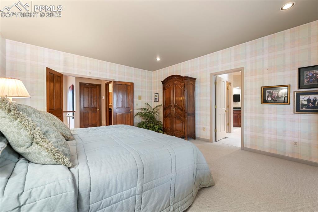 Image 19 of 50: Bedroom