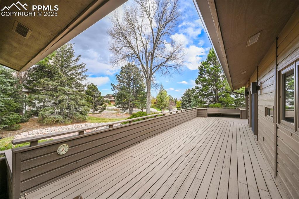 Image 40 of 50: Deck