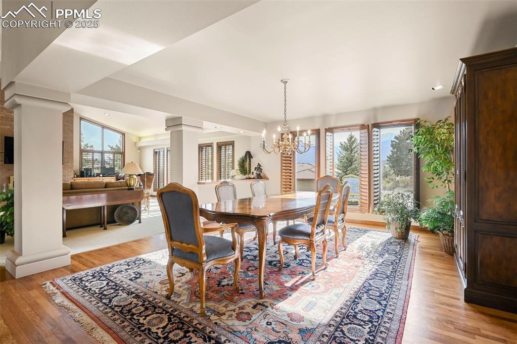 Image 6 of 50: Dining Area