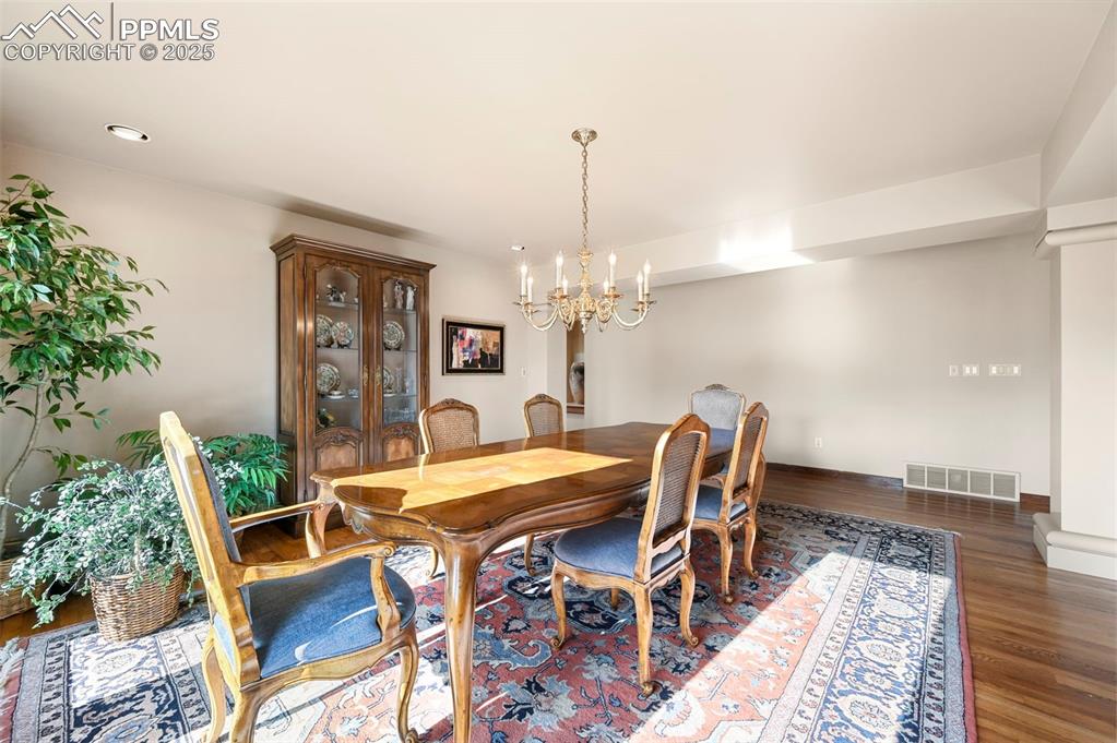 Image 7 of 50: Dining Area