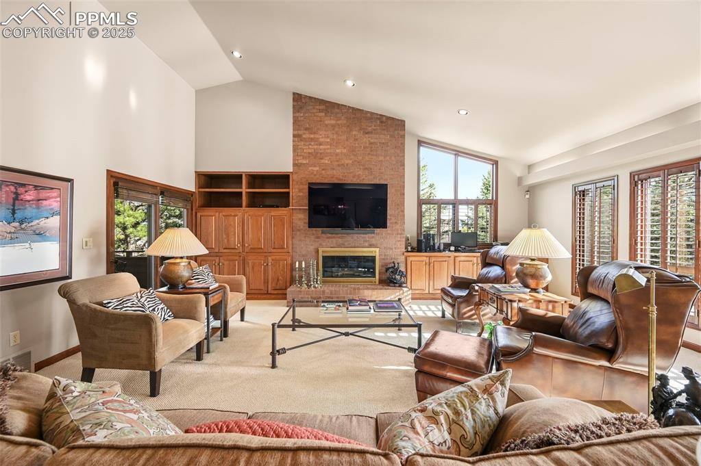 Image 8 of 50: Living Room
