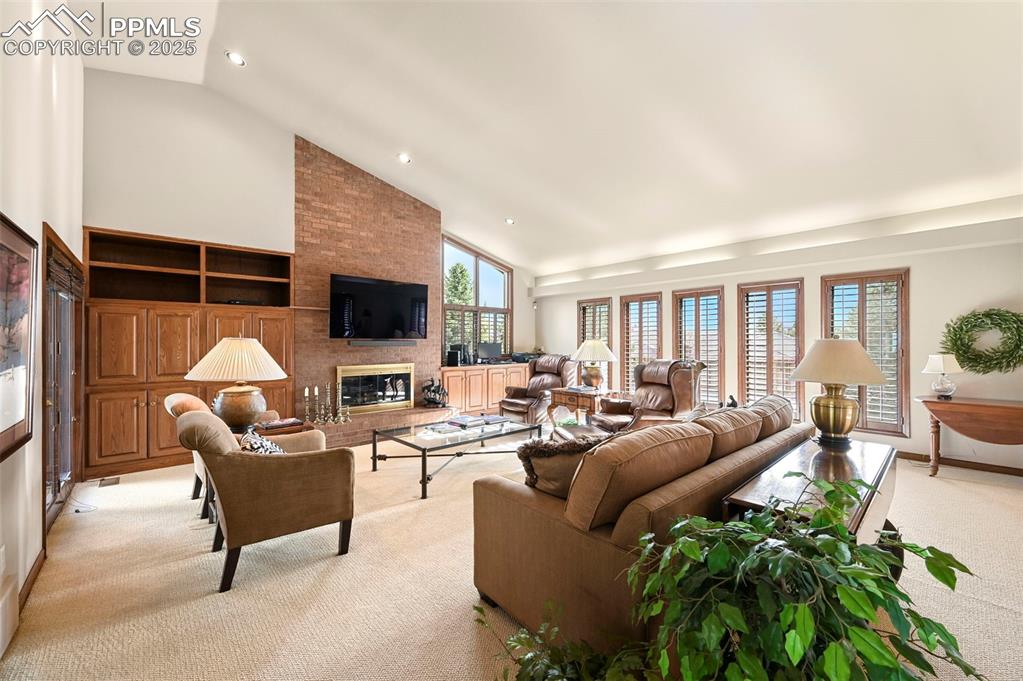 Image 9 of 50: Living Room