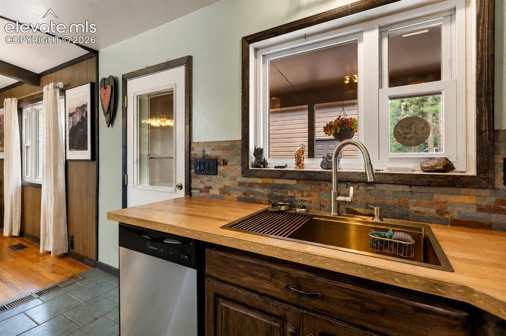 Image 10 of 32: Kitchen