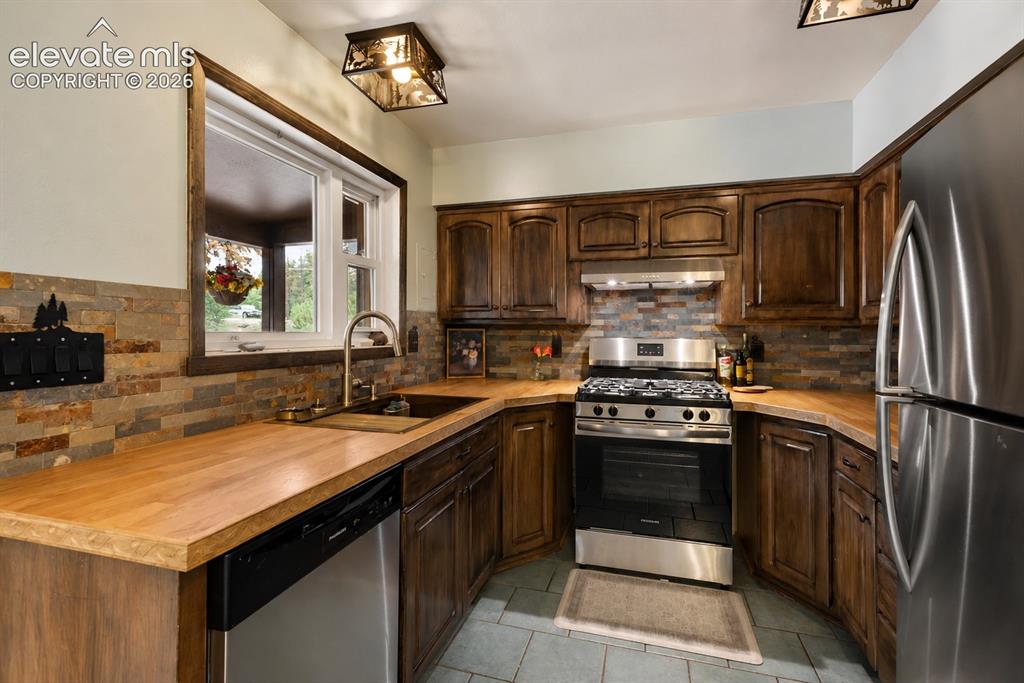 Image 11 of 32: Kitchen with gas stove!