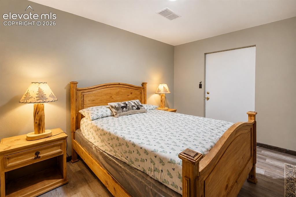 Image 18 of 32: Bedroom