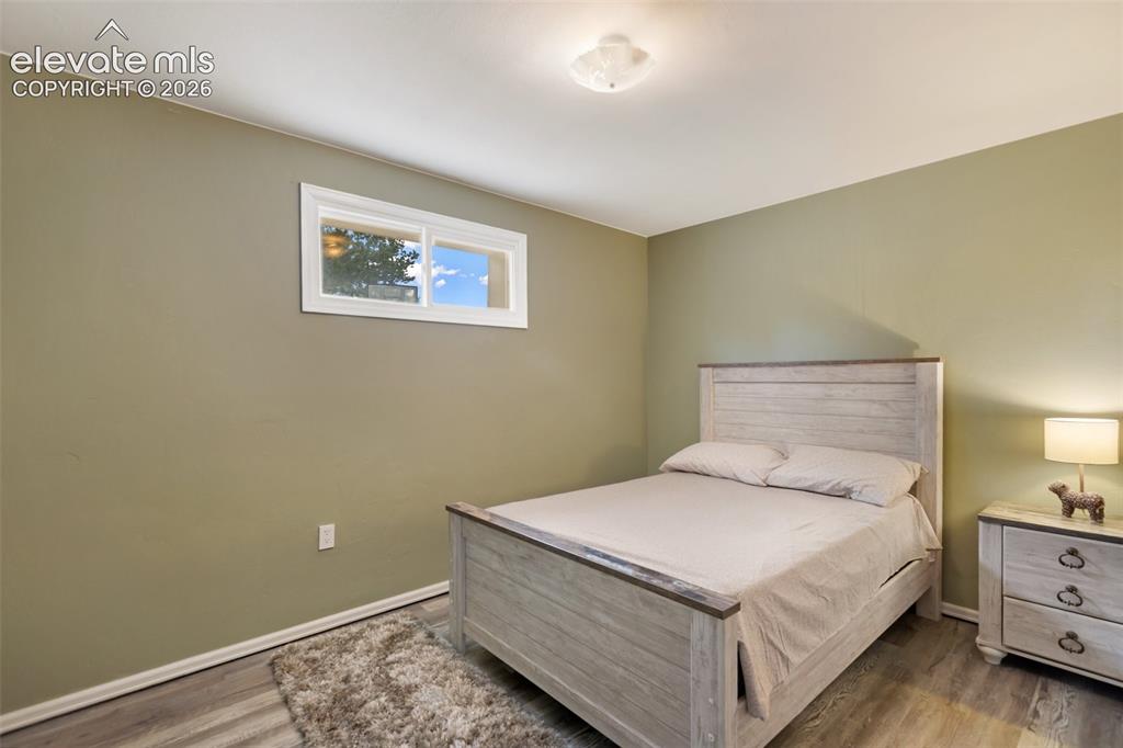 Image 19 of 32: Bedroom