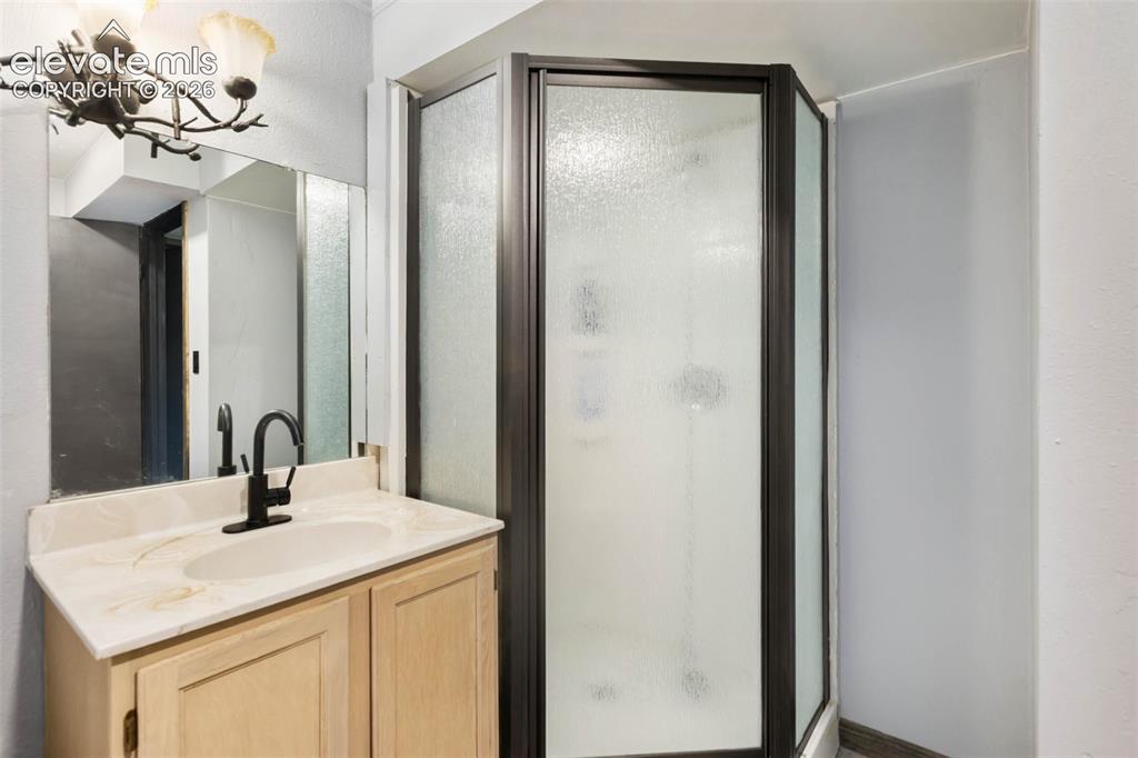 Image 20 of 32: Bathroom