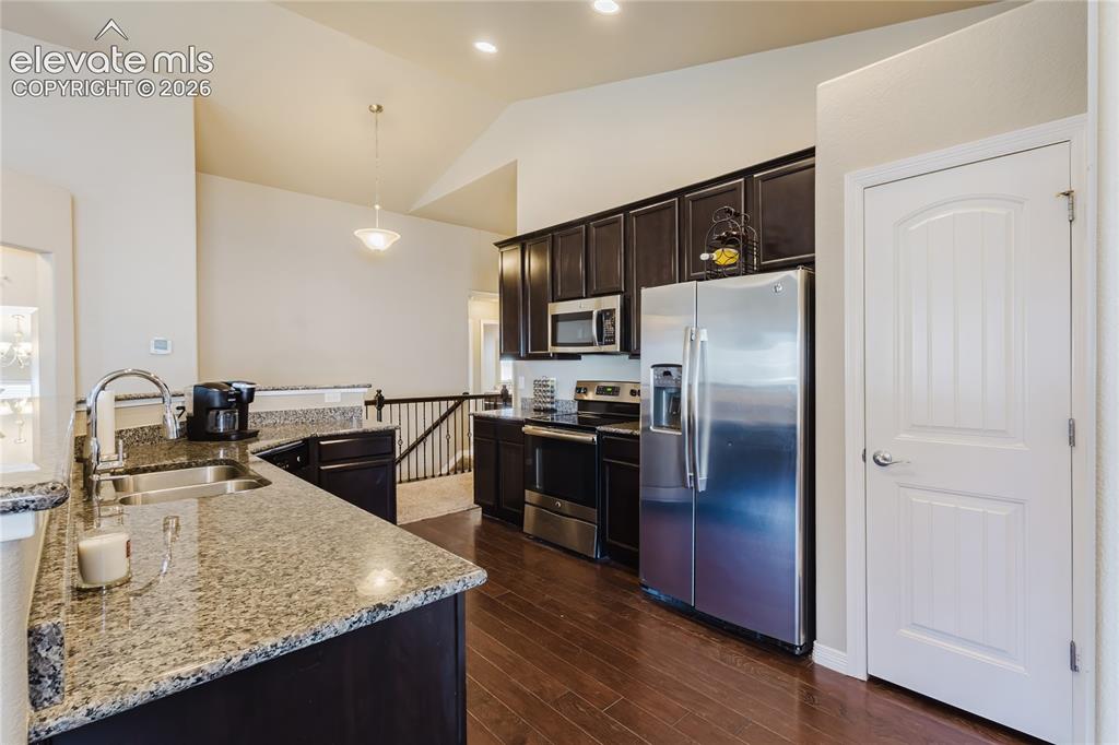 Image 14 of 43: Kitchen