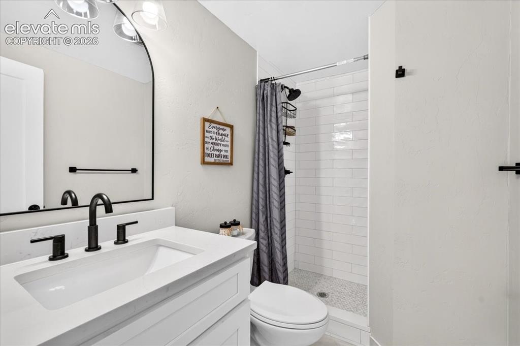 Image 21 of 38: Bathroom
